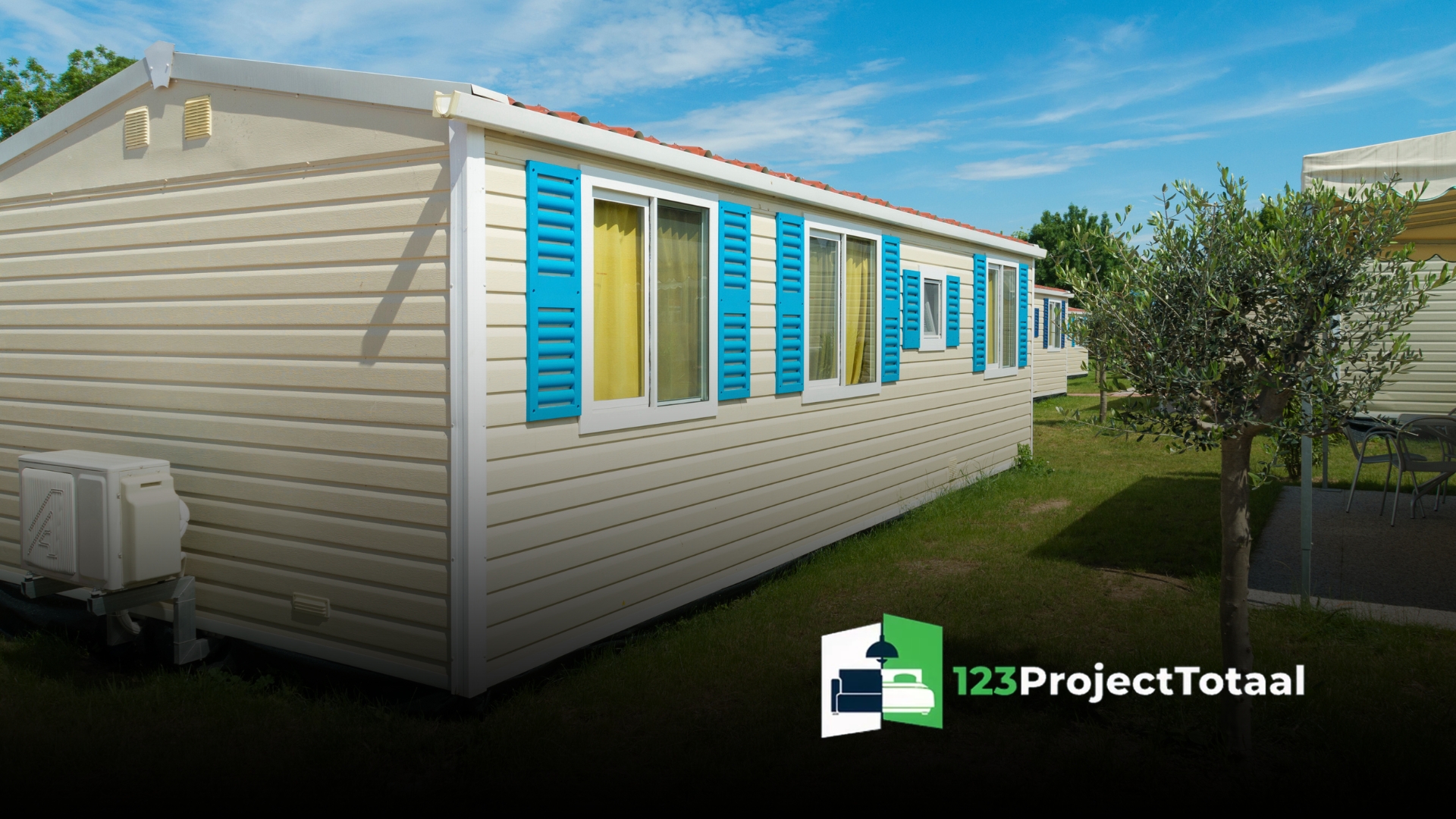 een chalet met gekleurde kozijnen, staat op een vakantiepark
