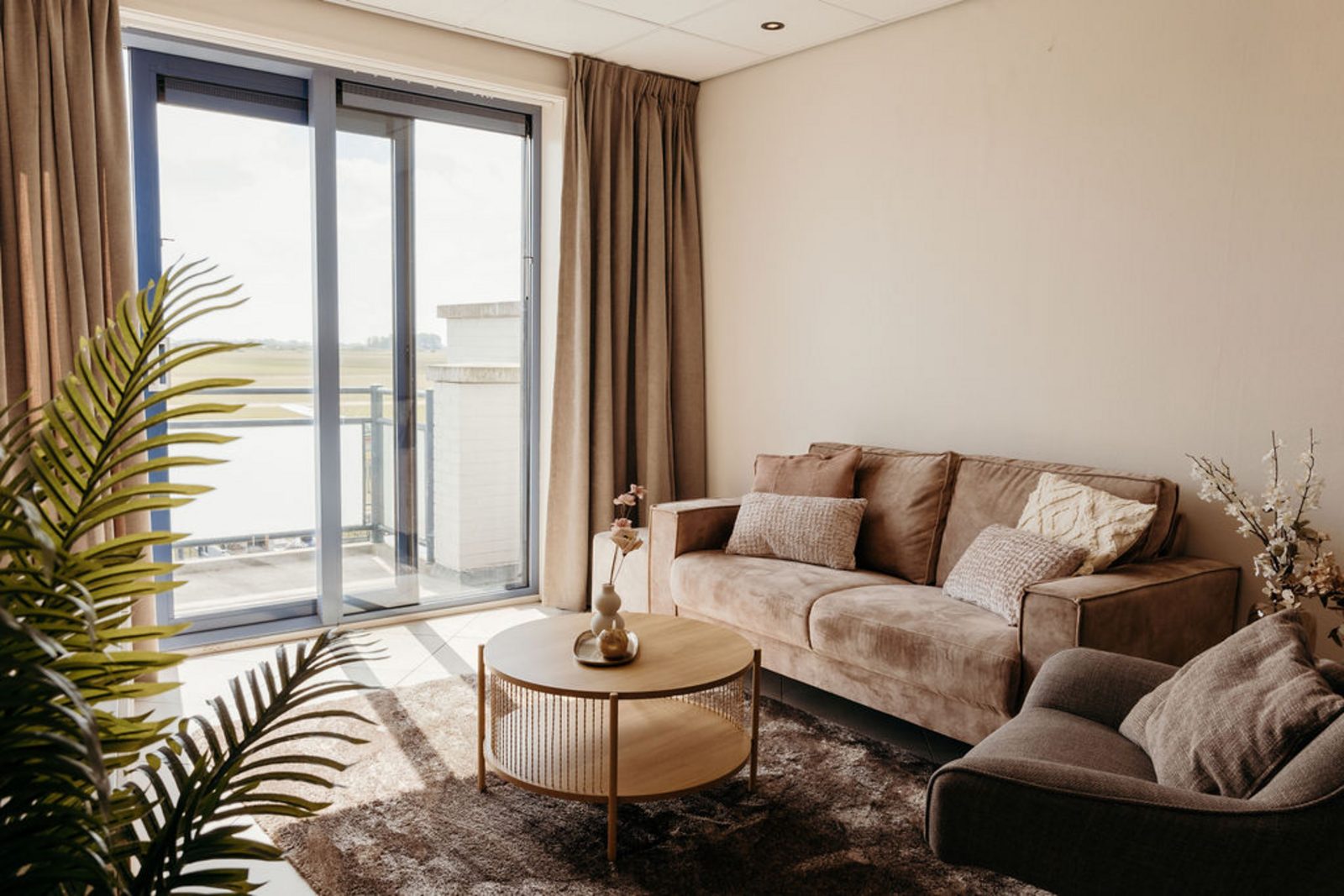 een woonkamer met bank in vakantiewoning